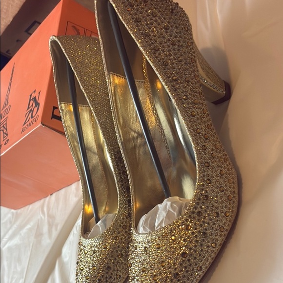 Gold Shimmering Heels with Glitter Finish - Picture 3 of 9